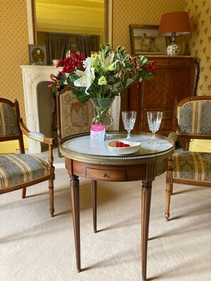 Comfort Double Room, Garden View | Living area - Château de Ré (Le-Petit-Pressigny)