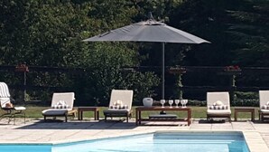 A rectangular swimming pool with lounge chairs and an umbrella. - Château de Ré (Le-Petit-Pressigny)