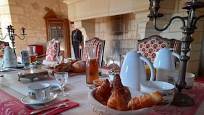 A breakfast table set with bread, a jug, cups, and a teapot. - Château de Ré (Le-Petit-Pressigny)