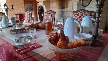 Petit déjeuner complet compris tous les jours