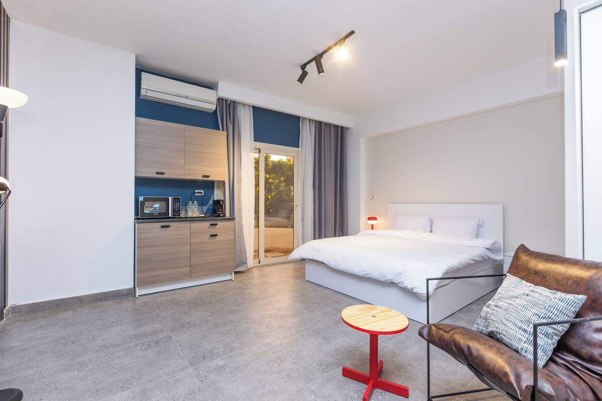 Basic Studio, Balcony | Iron/ironing board, free WiFi