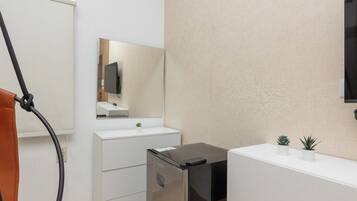 Tirai kedap cahaya, setrika/meja setrika, dan Wi-Fi gratis