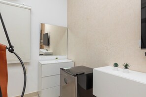 Verduisterende gordijnen, een strijkplank/strijkijzer, gratis wifi