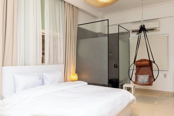 Verduisterende gordijnen, een strijkplank/strijkijzer, gratis wifi