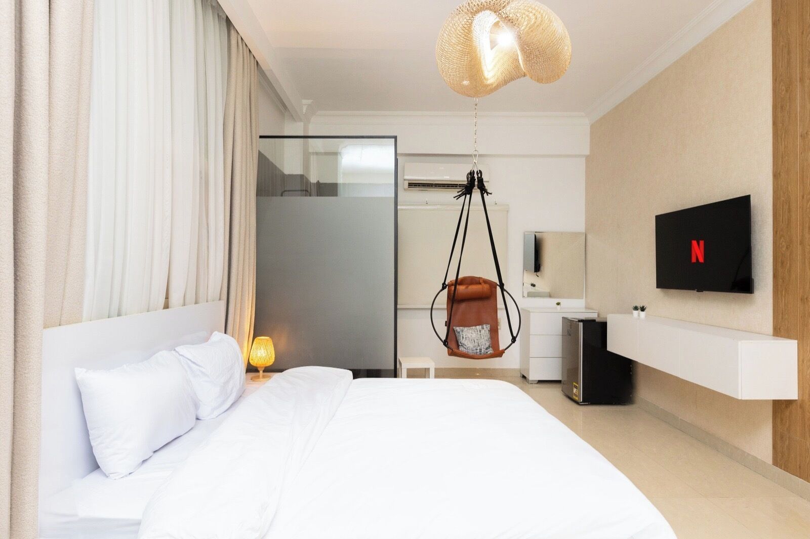 Verduisterende gordijnen, een strijkplank/strijkijzer, gratis wifi