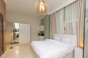 Studio, 1 Tempat Tidur Queen, AC | Tirai kedap cahaya, setrika/meja setrika, dan Wi-Fi gratis