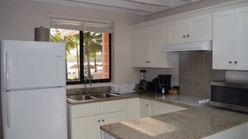 Dishwasher, cookware/dishes/utensils, dining tables