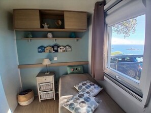 3 chambres, fer et planche à repasser