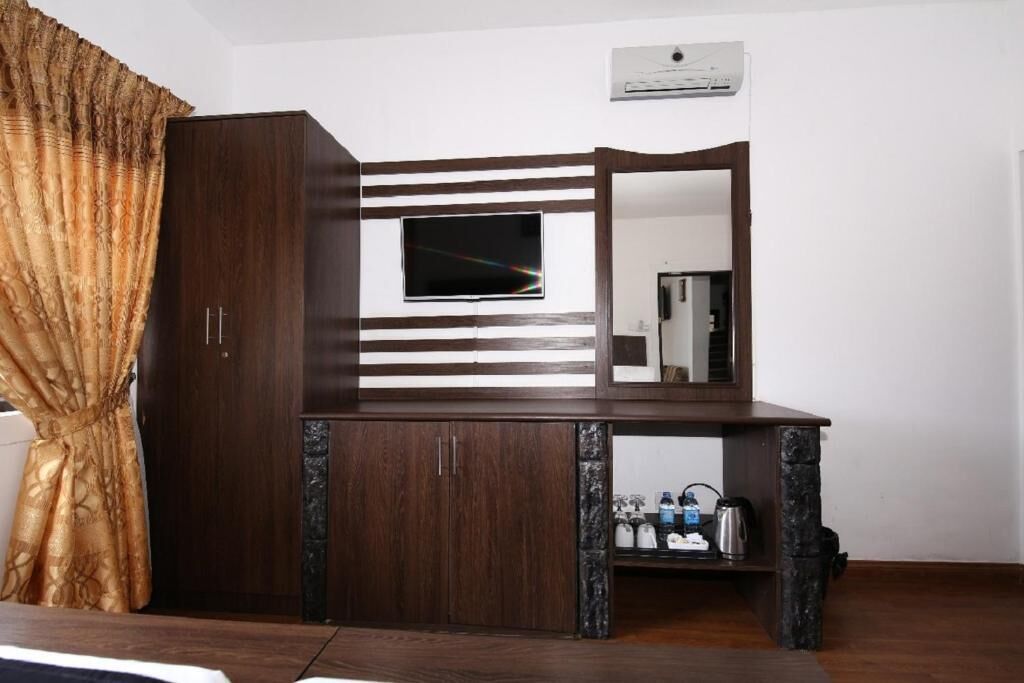Deluxe Double or Twin Room, City View | Interior