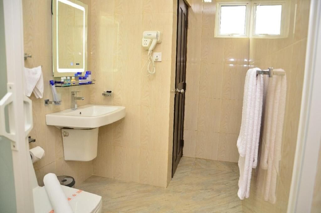 Chambre Triple Deluxe, vue ville | Salle de bain | Articles de toilette gratuits, sèche-cheveux, peignoirs