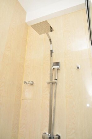 Free toiletries, hair dryer, towels, soap - Nat City Hotel Nuwaraeliya (Nuwaraeliya)