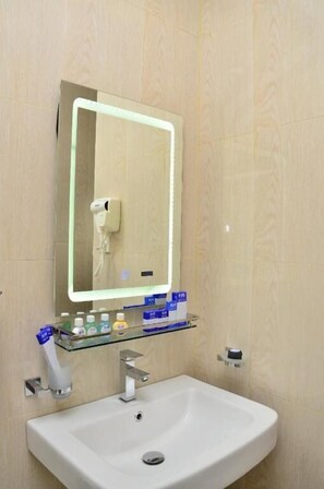 Kahden hengen deluxe-huone, kaupunkinäköala | Kylpyhuone | Ilmaiset hygieniatuotteet, hiustenkuivaaja, pyyhkeet, saippua