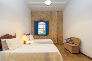 5 bedrooms, iron/ironing board, internet, bed sheets