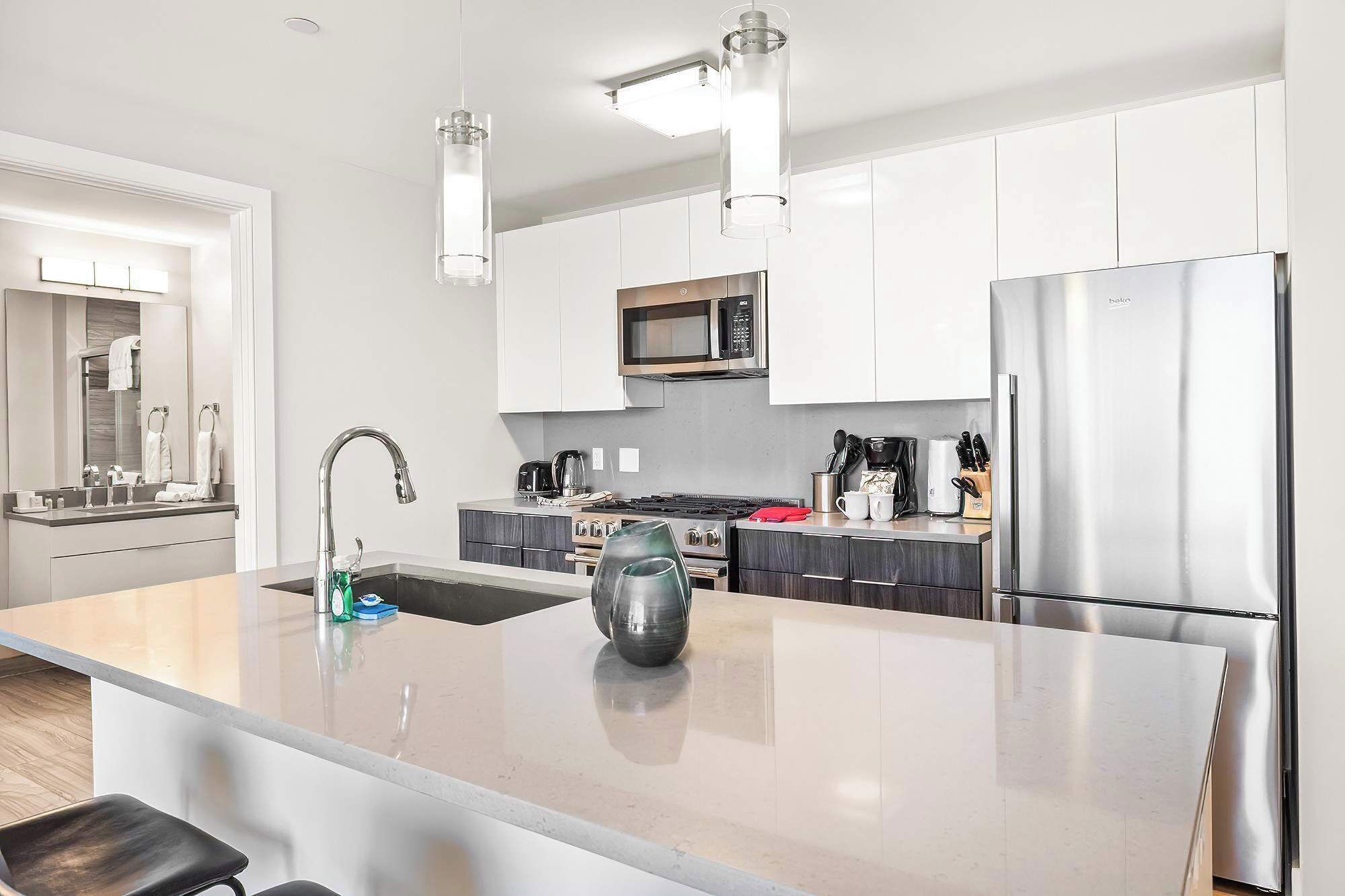 Frigorífico, microondas, horno y placa de cocina