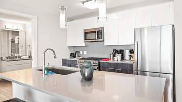 Frigorífico, microondas, horno y placa de cocina