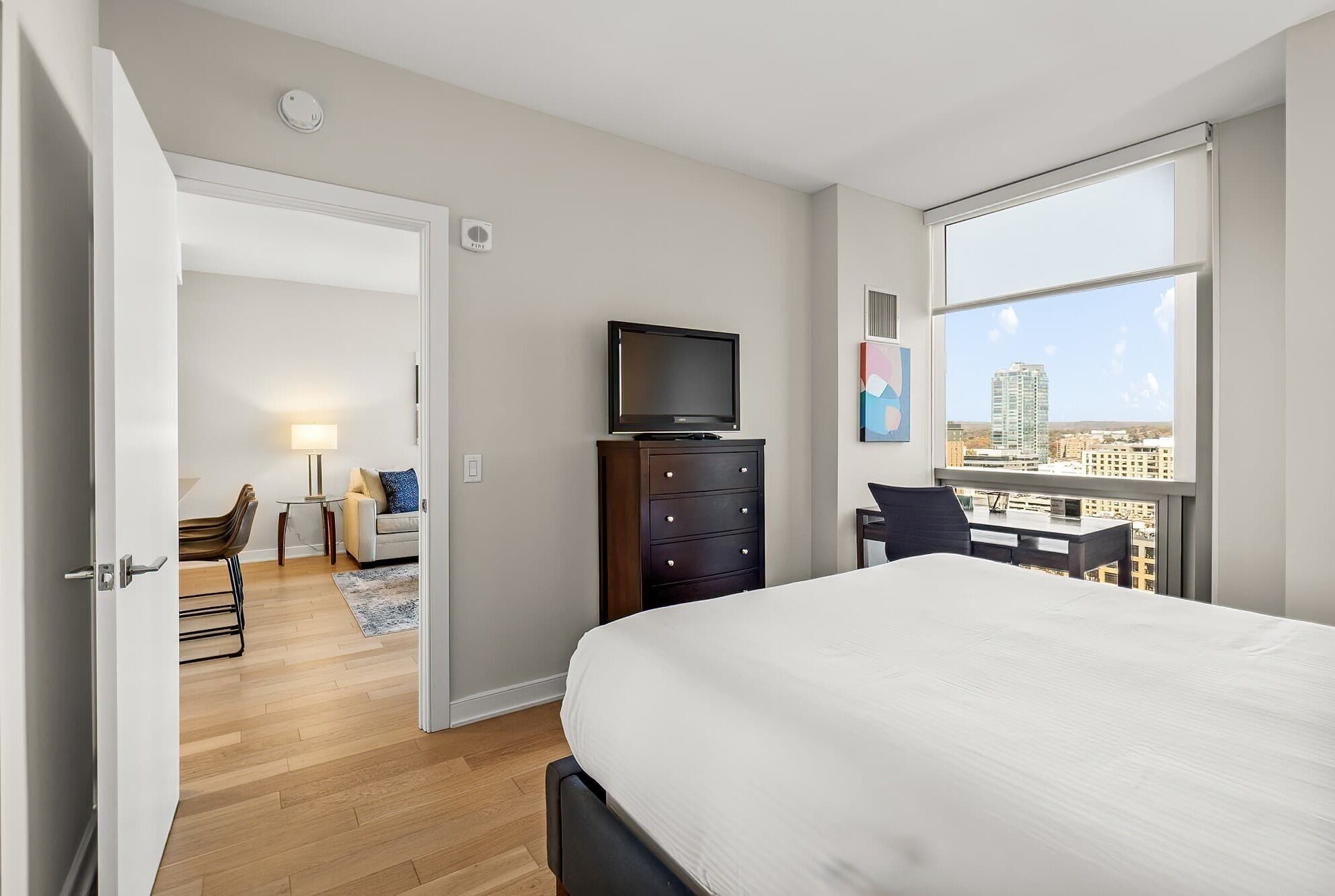 1 dormitorio, escritorio, tabla de planchar con plancha y wifi