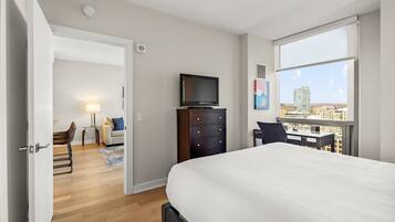 1 dormitorio, escritorio, tabla de planchar con plancha y wifi