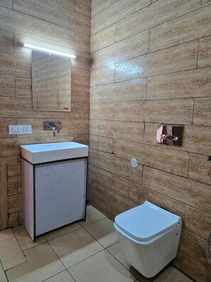 シャワー、バスアメニティ (無料)、スリッパ、タオル