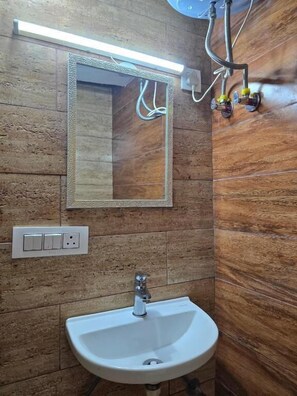 Een douche, gratis toiletartikelen, pantoffels, handdoeken