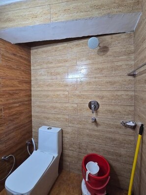 Douche, articles de toilette gratuits, chaussons, serviettes fournies