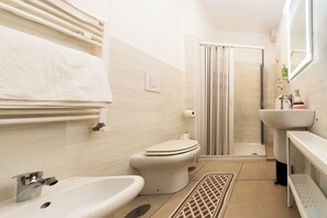 Un baño moderno con bañera, inodoro, ducha y lavamanos.