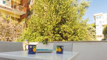 Comfort Apartment, City View | Teres/patio