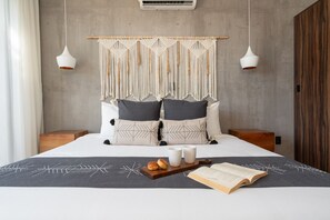 2 slaapkamers, een bureau, een strijkplank/strijkijzer, reisbedje