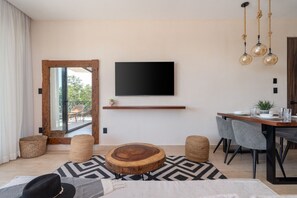 2 slaapkamers, een bureau, een strijkplank/strijkijzer, reisbedje