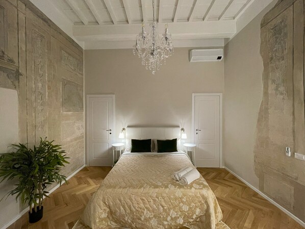 خزنة داخل الغرفة ومكتب وسرير سفر وواي فاي مجانًا