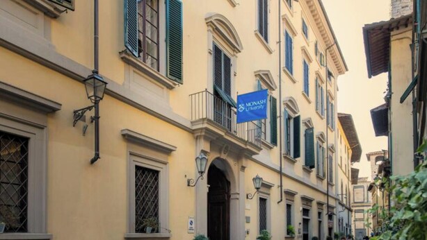 A street view of a historic building with a sign for Monash University. - La Dimora dei Tintori, elegant apartment in the center of Prato (Prato)