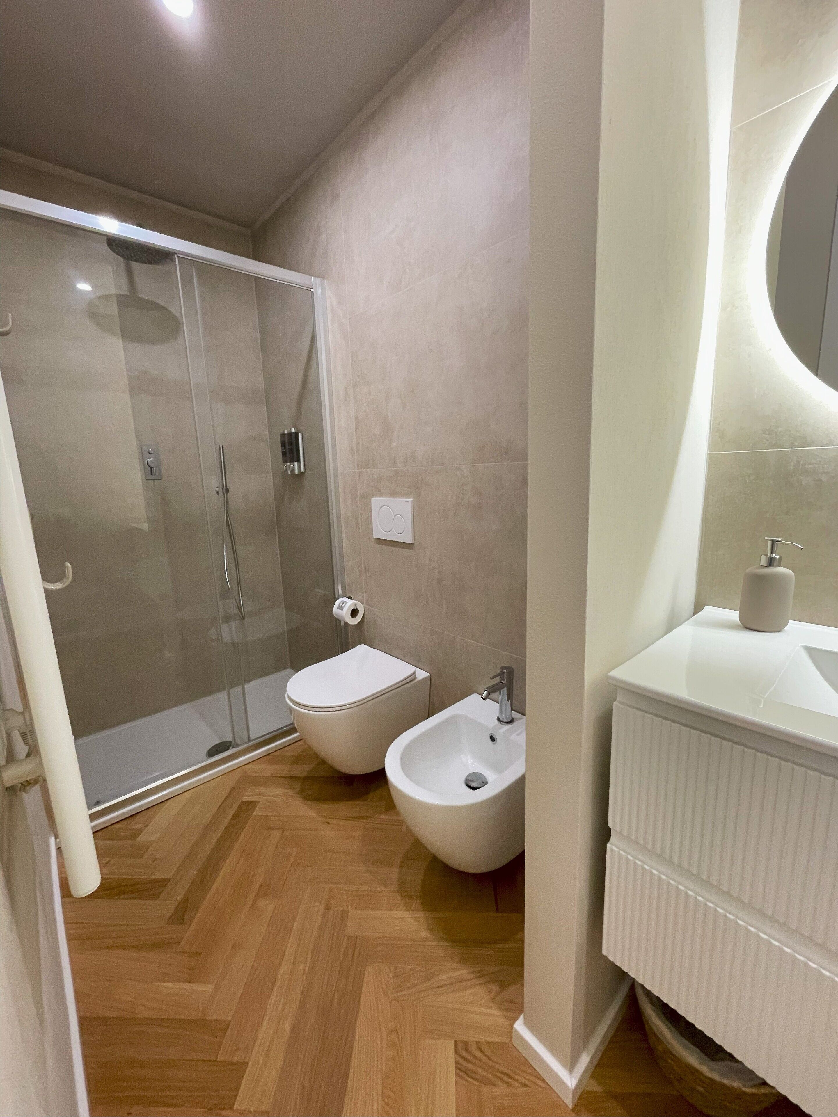 Dusche, kostenlose Toilettenartikel, Haartrockner, Hausschuhe