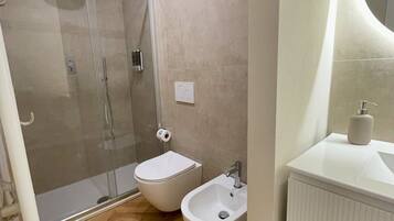 Dusche, kostenlose Toilettenartikel, Haartrockner, Hausschuhe