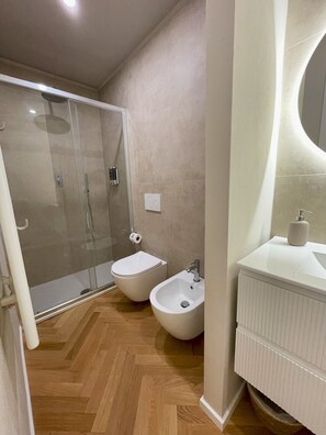 Douche, articles de toilette gratuits, sèche-cheveux, chaussons