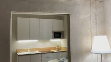 Frigorifero, microonde, forno, piano cottura