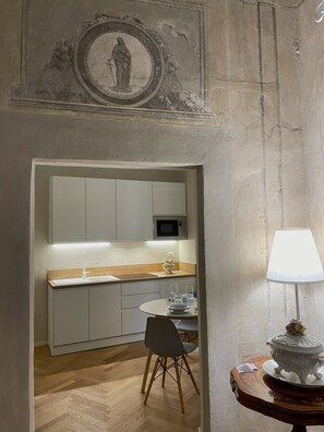 ثلاجة، ميكروويف، فرن، موقد طهي مسطح