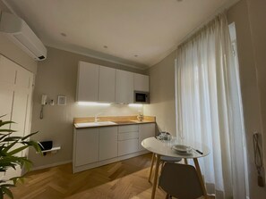 Een koelkast, een magnetron, een oven, een kookplaat