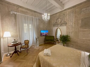 1 bedroom, in-room safe, desk, travel crib - La Dimora dei Tintori, elegant apartment in the center of Prato (Prato)