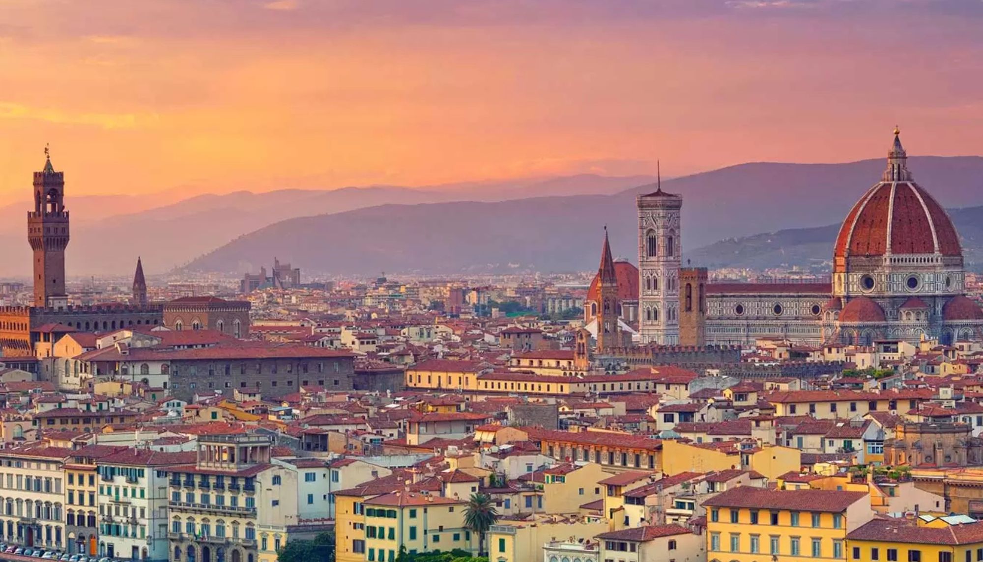 Vista panorámica de Florencia con arquitectura histórica destacada, incluyendo la Catedral de Florencia y el Palacio Vecchio.