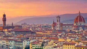 Ein weiter Panoramablick auf Florenz mit markanter historischer Architektur, darunter der Dom von Florenz und der Palazzo Vecchio.