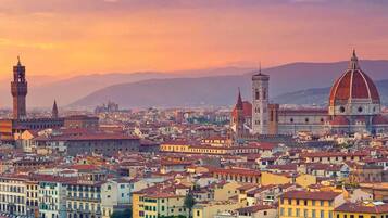 Vista panorámica de Florencia con arquitectura histórica destacada, incluyendo la Catedral de Florencia y el Palacio Vecchio.