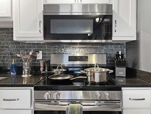 Fridge, microwave, oven, stovetop - Walk in fresh remodel walk to Landing & Convention (Branson)