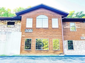 Exterior - Sleeps 30 • Theater • Game Room • Big Cedar Area (Ridgedale)