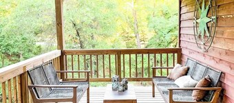 Stunning Country Home, Sleeps 30! Unique and Comfy