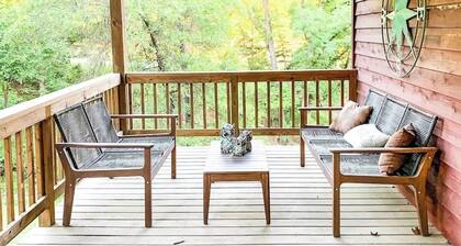 Stunning Country Home, Sleeps 30! Unique and Comfy