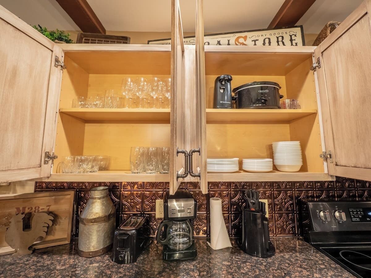 Coffee/tea maker, fridge, microwave, oven