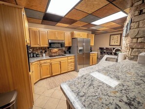 Fridge, microwave, oven, stovetop - Stunning Country Home, Sleeps 30! Unique and Comfy (Ridgedale)