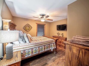 11 bedrooms, iron/ironing board, WiFi, bed sheets - Stunning Country Home, Sleeps 30! Unique and Comfy (Ridgedale)