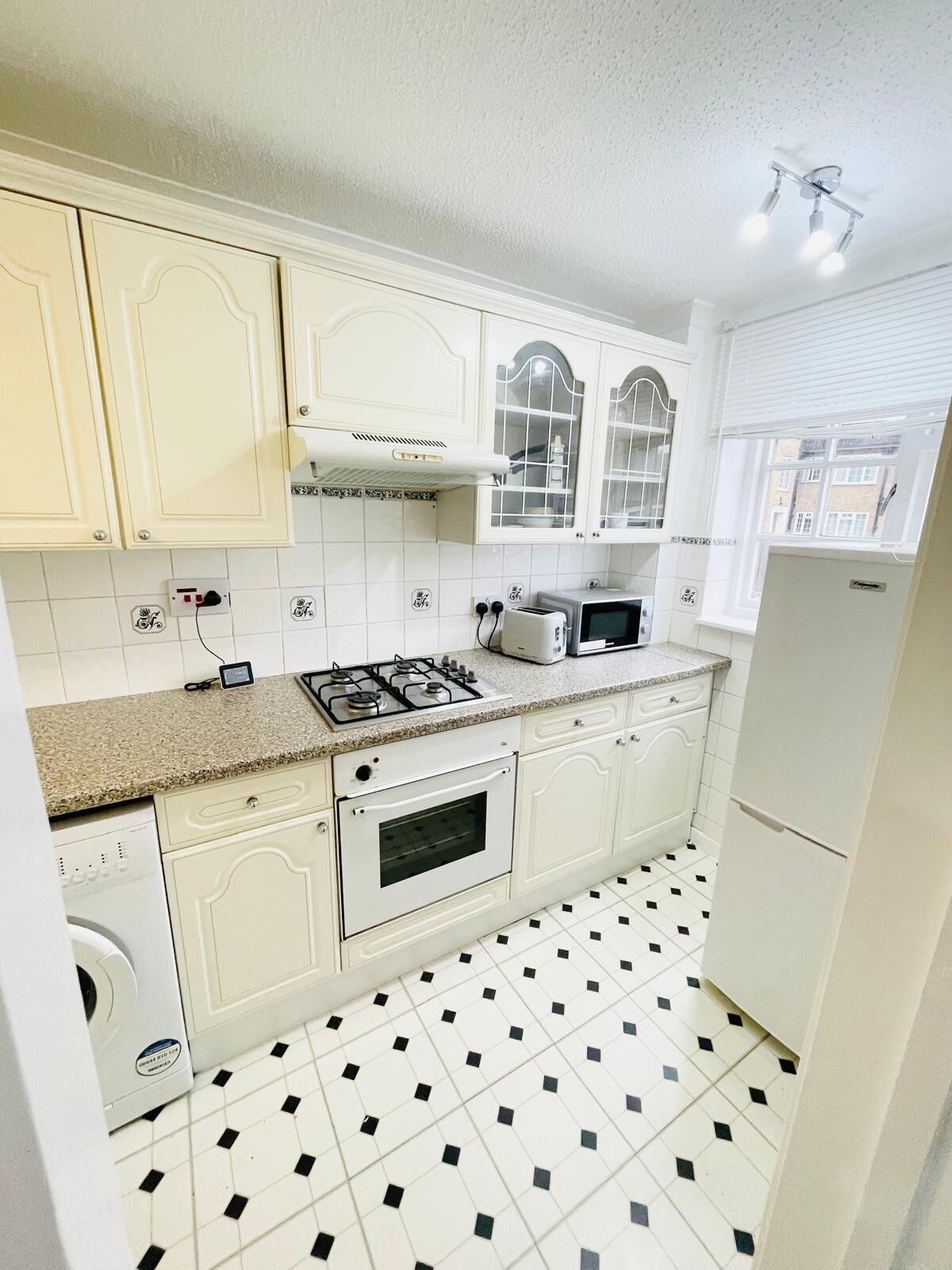 Mikroaaltouuni, uuni, liesi