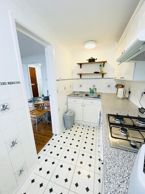 Microondas, horno, placa de cocina