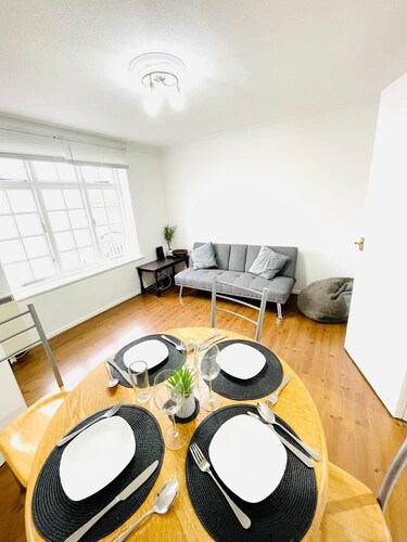 
Surrey cosy winter retreat with direct travel 30 mins to Zone 1 London